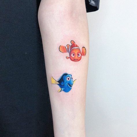 Minimalist Fish Tattoo, Dory Tattoo, Nemo And Dory, Tattoo Fish, Dory Fish, Dory Nemo, Nemo Dory, Single Line Tattoo, Cartoon Character Tattoos