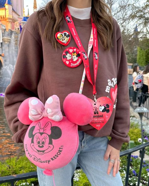 Disneyland makes me mad happy!! ♥️ | Instagram Amusement Park Outfit, What To Wear To Disney, Disneyland Ears, Disneyland Pictures, Disneyland Photos, Disney Photo Ideas, Disney Patches, Disney World Outfits, Disneyland Outfits