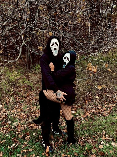 Ghostface Couple Costume, Scream Couple Costume, Couples Halloween Photoshoot, Scream Halloween Costume, Scary Couples Halloween Costumes, Scream Costume, Halloween Parejas, Scream Halloween, Halloween Photography