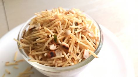 Today we will see how to make farali chivda.This chivda is made of potatoes. I hope this aloo chivda recipe will make u happy... Chivda Recipes, Navratri Recipes, Navratri Special, Special Recipes, Pad Thai, Potato, Spaghetti, Ethnic Recipes, Quick Saves