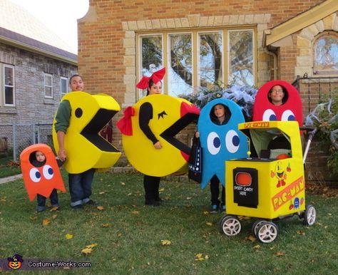 Enrique: This was an idea my husband and I have had for a few years now. Making our costumes has become a tradition for us every year and our friends and... Pac Man Halloween Costume, Cardboard Cosplay, Pac Man Costume, Destination Imagination, Halloween Costumes 2014, Video Game Costumes, Couple Costumes, Costumes Kids, Holloween Costume