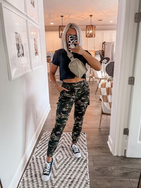 Camo Jogger Pants Outfit, Camo Joggers Outfit, Pant Outfits For Women, Panda Dunks, Camo Jogger Pants, Jogger Pants Outfit, Top Fashion Bloggers, Womens Camo, Camo Joggers