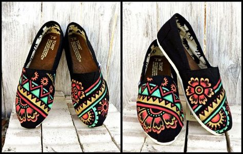 tribal flower toms shoes absolutely love these !!!!! Painted Toms, Cheap Toms Shoes, Toms Shoes Outlet, Weird Fashion, Painted Shoes, Classic Shoes, Shoes Outlet, Crazy Shoes, Shoe Obsession