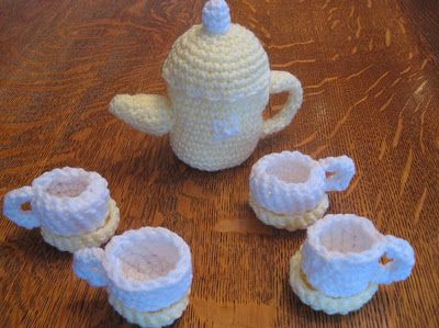 I wish I knew how to crochet.. these are too cute.. and Bali's been wanting some 'tea cups'... maybe someone could make some for her birthday... Bride Crochet, Crochet Tea Cup, Confection Au Crochet, Crochet Food, Crochet Simple, Set Patterns, Cups And Saucers, Crochet For Kids, Crochet Dolls