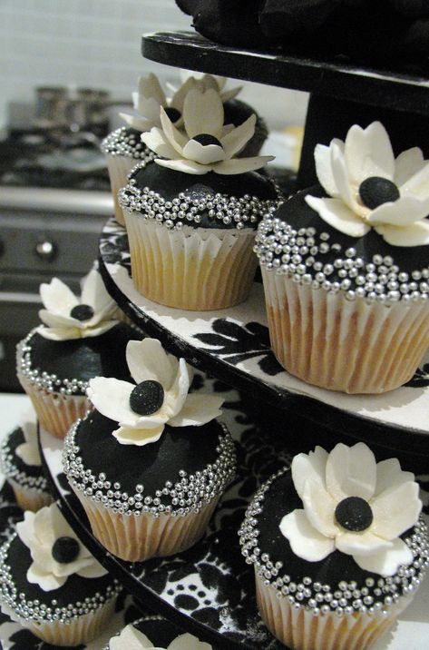 White Wedding Cupcakes, Black And White Cupcakes, Cupcakes Flores, Pretty Cupcakes, White Cupcakes, Creative Cupcakes, Beautiful Cupcakes, Cupcake Designs, Cupcake Cake