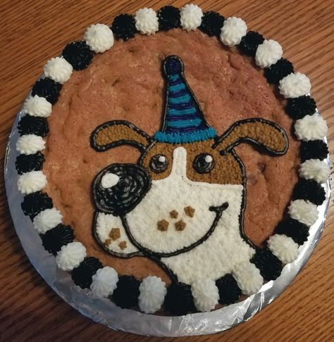 Puppy party cookie cake Dog Cookie Cake Design, Puppy Cookie Cake, 5 Inch Cake Designs, Dog Decorated Cake, Cookie Cakes Decorated, Cookie Cake Decorating Ideas, Puppy Dog Party, Giant Cookie Cake, Message Cookies