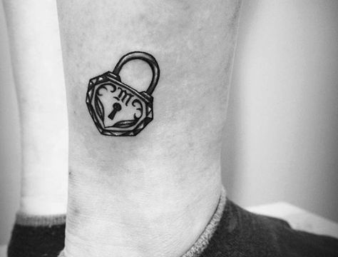 lock tattoo on ankle Lock Tattoo For Men, Padlock Tattoo, Small Key Tattoos, Heart Lock Tattoo, Lock Key Tattoos, Katy Perry Tattoos, Key Tattoo Designs, Lock Tattoo, Best Leg Tattoos