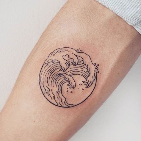 Fresh Ink Inspiration: Trendy Tattoo Ideas for Men in Summer 2023 - mens-club.online Zee Tattoo, Surf Tattoos, Tattoo Wave, Small Symbol Tattoos, Tattoo Diy, Herz Tattoo, Circle Tattoos, Wave Tattoo, Small Tattoos With Meaning