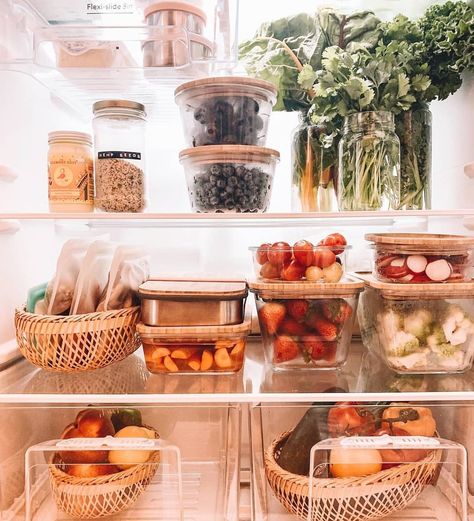 Kathryn Kellogg on Instagram: “⁠I think we can all agree... that @sustainablysage's plastic-free fridge is JUST gorgeous!! 😱😍 ⁣⁠ ⁠ My fridge is currently empty because…” Conscious Consumption, Zero Waste Kitchen, Kitchen Organisation, Fridge Organization, Zero Waste Living, Laptop Charger, Energy Bars, Meal Prepping, Home Organisation