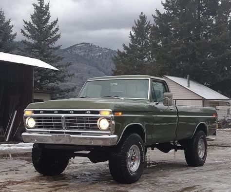 Pike lawson - Jordan hadley - birthday girl - penelope douglas Old Beat Up Car Aesthetic, Pickup Truck Aesthetic, Old Ford Trucks Vintage, Truck Aesthetic, Retro Truck, Trucks Ford, Dream Trucks, Ford Model T, Classic Ford Trucks