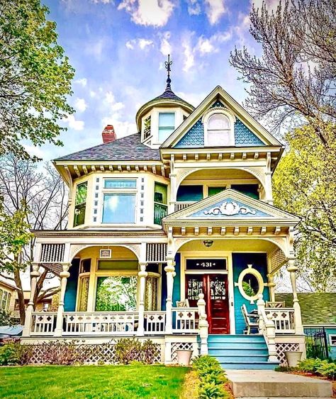 Queen Anne Victorian House Exterior Paint, Victorian House Exterior Paint Colors, Victorian House Exterior Colors, Victorian Exterior Color Schemes, Colorful House Exterior, Victorian House Exterior, Queen Anne Victorian House, Victorian House Colors, Victorian Homes Exterior