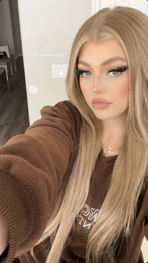 Loren Gray Instagram, Gray Instagram, Forever Girl, Loren Gray, Old Singers, Gray Eyes, Dark Blonde, Adriana Lima, Nottingham