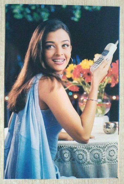 #AishwaryaRai #BollywoodFlashback #rare #postcard #muvyz #muvyz040820 Aishwarya Rai Makeup, 90s Bollywood Actress, 90s Bollywood Fashion, Aishwarya Rai Pictures, Bollywood Wallpaper, Vintage Bollywood Aesthetic, 90s Bollywood Aesthetic, 90s Actresses, Retro Bollywood