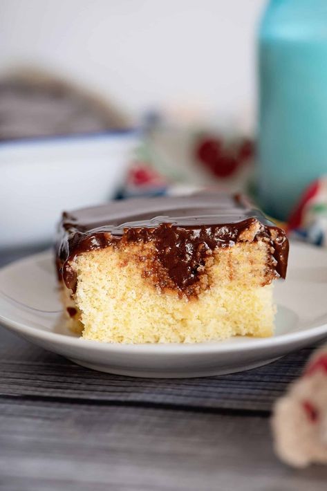 Pudding Poke Cake Poke Cake Jello, Hot Milk Cake, Pudding Poke Cake, Chocolate Cobbler, Homemade Banana Pudding, Chocolate Ganache Frosting, Poke Cake Recipes, Rich Desserts, Milk Cake