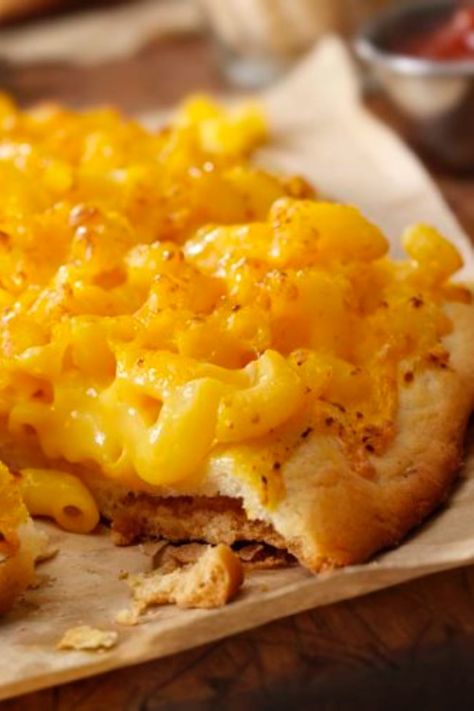 Macaroni And Cheese Pizza, Mac And Cheese Pizza, Cheese Ideas, Cheese Pizza Recipe, Ooni Pizza, Goat Cheese Pizza, Macaroni Cheese, Pizza Recipe, A Pizza