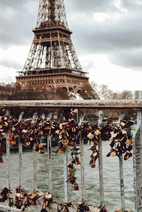 Love Lock Bridge Paris, Three Days In Paris, Love Lock Bridge, Paris Neighborhoods, Eiffel Tower Photography, Things To Do In Paris, Romantic Paris, Paris France Travel, Romantic Things To Do