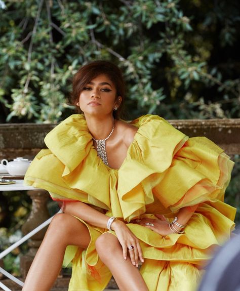 Zendaya for Bvlgari Zendaya Yellow, Pictures Of Zendaya, Mode Zendaya, Vogue Photoshoot, Zendaya Maree Stoermer Coleman, Zendaya Outfits, Zendaya Style, Photographie Portrait Inspiration, Zendaya Coleman