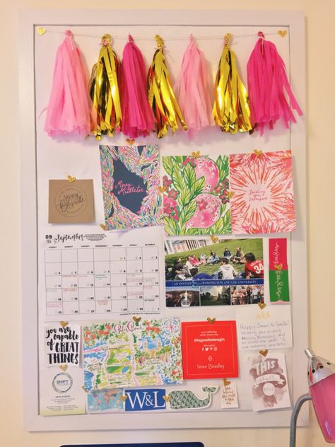 cbeeley.tumblr.com Preppy Cork Board Ideas, Adult Room Ideas, College Dorm Room Inspiration, Preppy Dorm Room, Dorm Stuff, Dream Dorm, Preppy Bedroom, Dorm Sweet Dorm, Dorm Inspiration