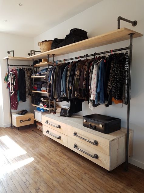 Grunge Walk In Closet, Open Concept Closet, Open Closet Ideas, Spare Room Closet, Shut The Door, Closet Renovation, Easy Tricks, Open Closet, Closet Layout