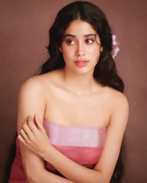 Jaanvi Kapoor, Ayurveda Beauty, Long Hair Images, Mazzy Star, Portrait Photography Women, Long Hair Wedding Styles, Self Portrait Poses, Indian Photoshoot, Saree Photoshoot