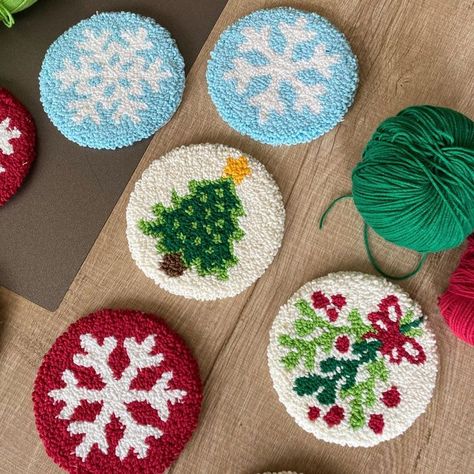 Christmas Punch Needle, Punch Needle Coaster, Needle Punching, Rug Tufted, Holiday Punch, Rug Christmas, Mug Rug Patterns, Christmas Punch, Cup Coasters