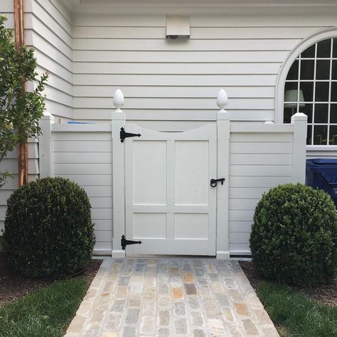 112 Likes, 3 Comments - Things That Inspire (@ttiblog) on Instagram: “Lovely way to hide the trash cans (design by Yong Pak).” Trash Can Storage Outdoor, Cans Design, Old House Exterior, Hide Trash Cans, Lattice Garden, Garbage Shed, Shed Blueprints, Outdoor Improvements, Home Fencing