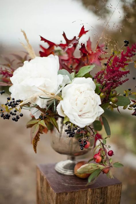 13 Inspired Christmas Floral Arrangements | Hunker Rustic Arrangements, Fall Floral Arrangements, Fall Decor Inspiration, Red And Pink Roses, Fall Florals, Christmas Floral Arrangements, Flower Installation, Holiday Flower, Hello Lovely