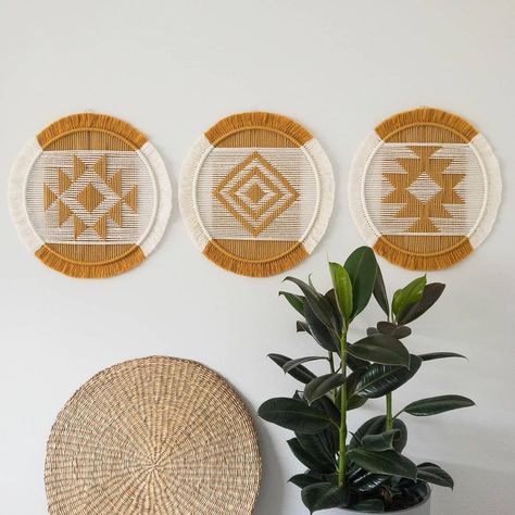 Diy Macrame Wall Hanging, Macrame Mirror, Weaving Loom Diy, Macrame Knots Tutorial, String Wall Art, Makramee Diy, Weaving Loom Projects, Macrame Table Runner, Macrame Knots Pattern