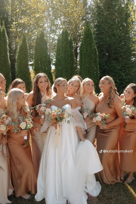 Fall Wedding Inspo Color Schemes, Champagne And Copper Wedding, Fall Bridal Party Attire, Bridal Party Color Schemes, Elegant Wedding Colors, Bridesmaids Outfits, Summer Weddings Bridesmaids, Champagne Wedding Colors, Wedding Theme Color Schemes