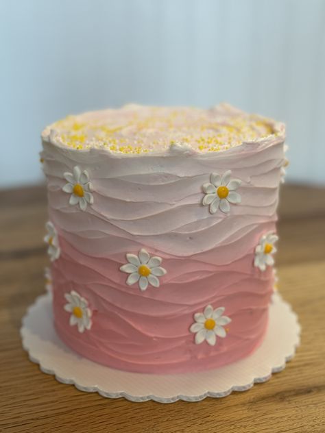 Isn’t She Wonderful Cake, White Daisy Cake, Wildflower Birthday Cake, Daisy Themed Cake, Daisy Birthday Cake, Daisy Cakes, Daisy Party, Birthday Cake With Flowers, Buttercream Cake Decorating