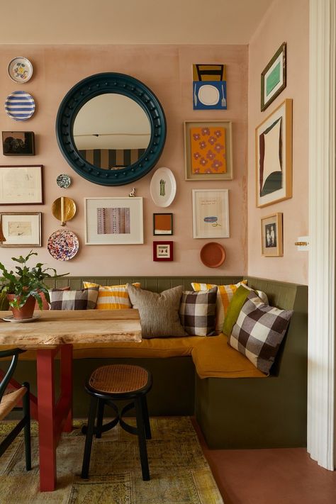 Small Family Dining Room Ideas, Simple Colorful Decor, Warm Eclectic Home, Eclectic Country Decor, Uk Interior Design, Colorful Gallery Wall Ideas, Modern Eclectic, Fun Kitchen, 70s House Aesthetic