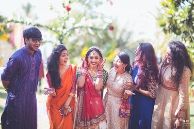 Bride and bridesmaids just before the wedding ceremony. Funny Wedding Poses, Poses Funny, Wedding Funny, Bridesmaid Poses, Wedding Photography Bridal Party, Funny Wedding Pictures, Bride Friend, Bridesmaid Photoshoot, Indian Wedding Poses