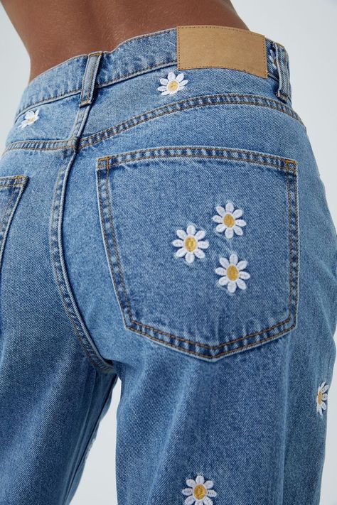 Embroidered flowers Embroidery Jeans Diy, Jean Diy, Embroider Ideas, Daisy Embroidery, Clothes Embroidery Diy, Denim Embroidery, Monochromatic Fashion, Gilet Crochet, Diy Jeans