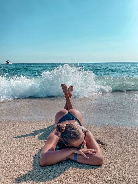 Cute Beach Outfits, Pool Photography, Beach Instagram Pictures, Beach Poses By Yourself, Summer Picture Poses, Shotting Photo, Beach Pictures Poses, Beach Photography Poses, Photography Posing Guide