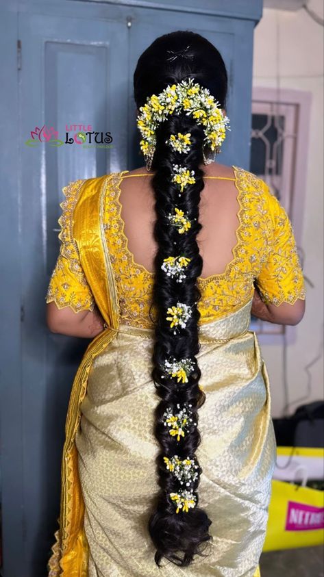 Poola Jada For Half Saree Function, Muhurtham Hairstyle, Function Hairstyles, Baby Shower Hairstyles, Jada Billalu, Feminine Hairstyle, Simple Bridal Hairstyle, South Indian Wedding Hairstyles, Messy Braid