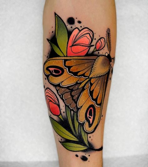 From dark and creepy, to soft and delicate, moth tattoos are extremely popular in the tattoo world due to their representation. Moth tattoos symbolise Neo Traditional Moth, Sunflower Sleeve, Matt Wright, Traditional Moth, Vintage Clock Tattoos, Dark And Creepy, Traditional Moth Tattoo, Moth Tattoos, Moth Tattoo Design