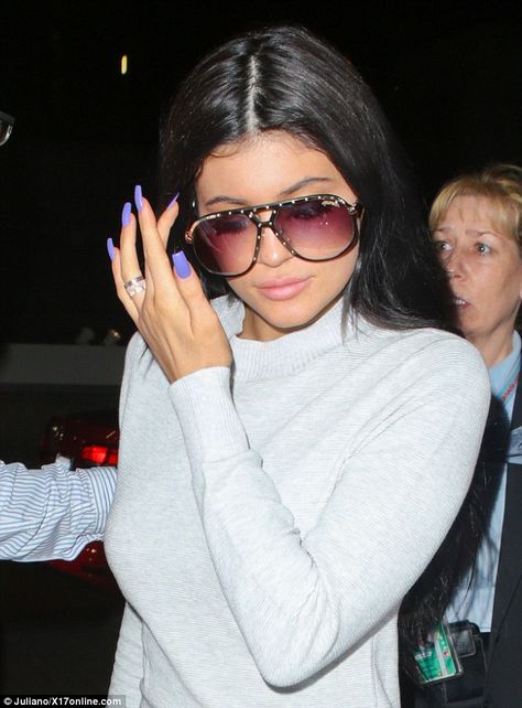 Nailed it: Purple lacquer could be seen on her very long fingernails as well as silver rin... Uñas Kylie Jenner, Kardashian Nails, Style Kylie Jenner, Kylie Nails, Jenner Girls, Kylie Jenner Nails, Celebrity Nails, Diva Nails, Lax Airport