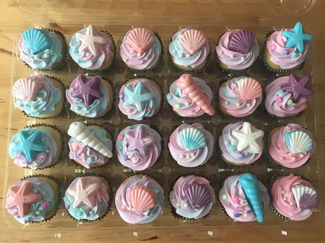 Pastel Mermaid Cupcakes, Cupcake Ocean Theme, Sea Themed Cupcakes, Under The Sea Cupcake Ideas, Mermaid Cupcakes Ideas, Ocean Themed Cupcakes, Shell Cupcakes, Under The Sea Cupcakes, Seashell Cupcakes