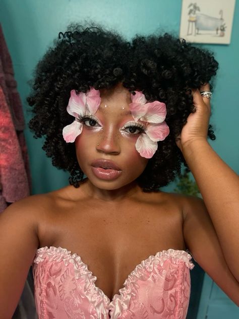 Cottagecore Black Women Makeup, Makeup With Real Flowers, Flower Art Makeup, Flower Makeup Editorial, Flower Petal Eyelashes, Flower Makeup Art, Roses Makeup Look, Watercolor Makeup Looks, Creative Pink Makeup