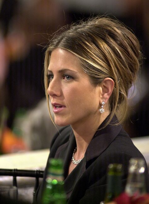 Jennifer Aniston Hair Color, Rachel Green Hair, Jeniffer Aniston, Hair Evolution, Jennifer Aniston Hair, Jennifer Aniston Style, Jen Aniston, Justin Theroux, Bad Hair Day