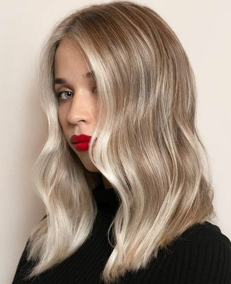 Blonde Hair With Money Piece, Hair With Money Piece, Ice Blonde Hair, Dark Blonde Hair Color, Blonde Bob Hairstyles, Money Piece, Dyed Blonde Hair, Spring Hair Color, Dirty Blonde Hair