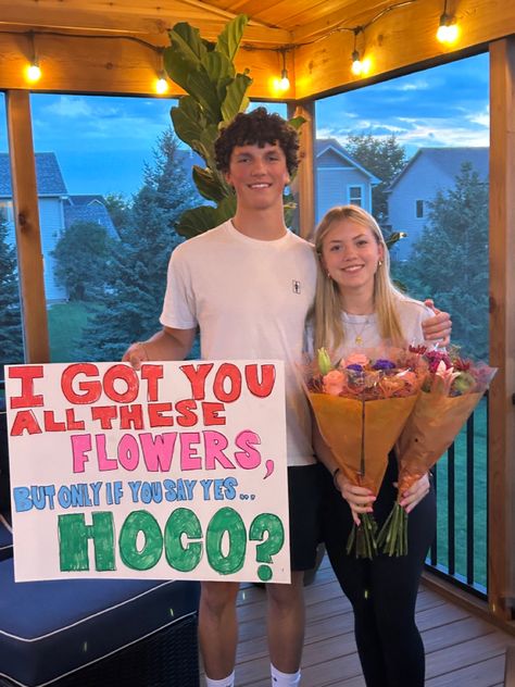 2 years relation ship third hoco proposal flowers inspo Prom Proposal Flowers, Hoco Signs Flowers, Hoco Flower Proposals Ideas, Hoco Poster Ideas Flowers, Prom Proposal With Flowers, Flower Hoco Proposals Ideas, Promposal With Flowers, Flower Homecoming Proposal Ideas, Promposal Ideas Flowers