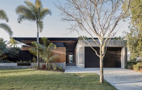 A home that blends indoor and outdoor, public and private. Cove House, Architecture Awards, Have Inspiration, Design Exterior, Hus Inspiration, Tropical Landscaping, Facade House, Residential Architecture, Garden Room