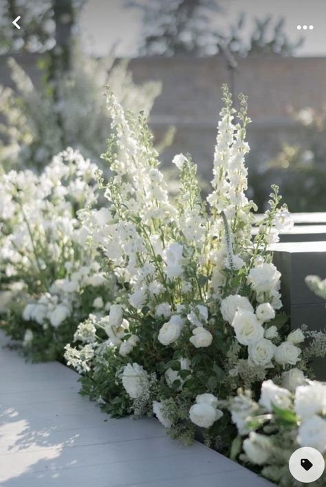 Green And White Wedding Flowers, Floral Arch Wedding, White Wedding Theme, Aisle Flowers, Wedding Ceremony Flowers, White Wedding Flowers, Neutral Wedding, Ceremony Flowers, Salou