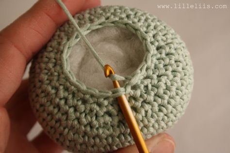 How To Finish Off Crochet In The Round, How To Sew Amigurumi Pieces Together, How To Finish Off Crochet, How To Sew Crochet Pieces Together, Amigurumi Tips, Kat Haken, Crochet Ball, Crochet Tips, Amigurumi Ideas