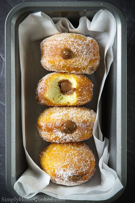 Pan filled with four chocolate-filled brioche donuts. Chocolate Filled Bread, Chocolate Filled Donut Recipe, Chocolate Donut Filling, Chocolate Filled Donut, Donut Fillings, Lunch Boards, Moist Muffin Recipe, Fried Desserts, Best Donut Recipe