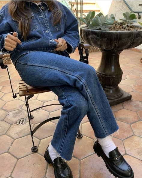 Midwash Jeans Outfit, Cargo Pants With Ballet Flats, Herringbone Jacket Outfit, Tess Madalyn, Harvard Aesthetic Outfit, Mexico Dinner Outfits, Deep Blue Jeans Outfit, Street Style Fall 2023, French Work Outfits