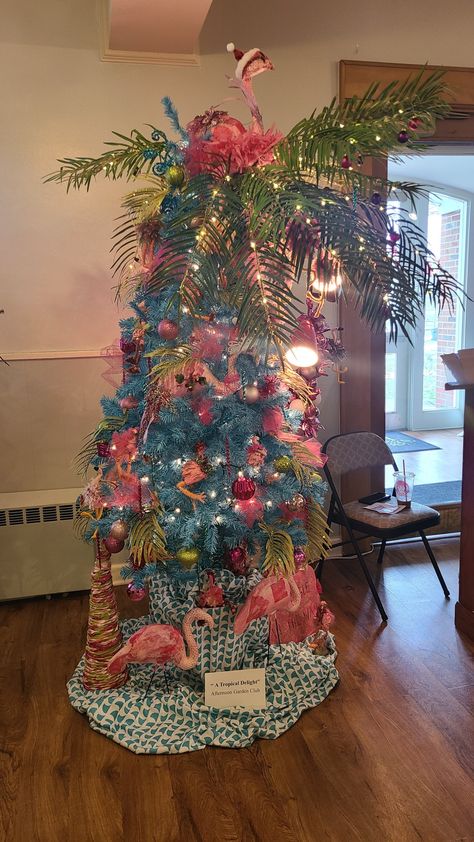 Tropical Holiday Decor, Lilly Pulitzer Christmas Tree, Summer Christmas Tree Ideas, Flamingo Christmas Decorations, Summer Tree Decorations, Flamingo Tree, Tropical Christmas Decorations, Flamingo Christmas Tree, Aloha Christmas