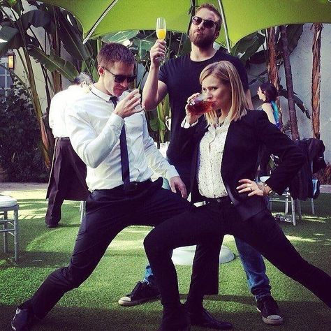 Jason Dohring on Instagram: “These are my friends, Ryan Hansen and Kristen Bell. They are quite possibly two of the loveliest people in the world.” Kristin Bell, Ryan Hansen, Mars Pictures, Movie Pictures, Team Logan, Veronica Mars, Kristen Bell, Serie Tv, Detective