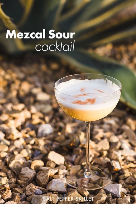 Mezcal Sour, Skillet Food, Pepper Skillet, Mezcal Cocktails, Healthy Cocktails, Sous Vide Recipes, Infused Water Recipes, Sour Cocktail, Delicious Drink Recipes